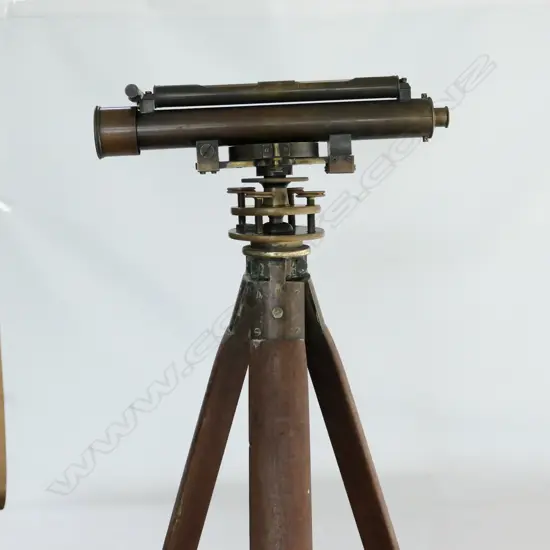 TROUGHTON & SIMMS, LONDON BRASS TRANSIT LEVEL (MISSING ENDCAP) IN BOX, WITH TRIPOD